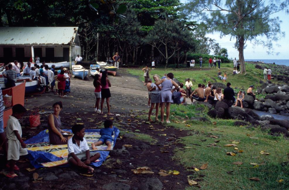 Les curieux et les acheteurs se précipitent