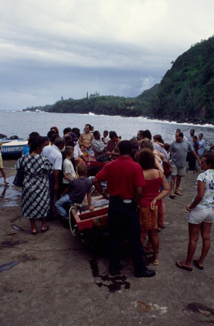 La foule des curieux autour de la barque