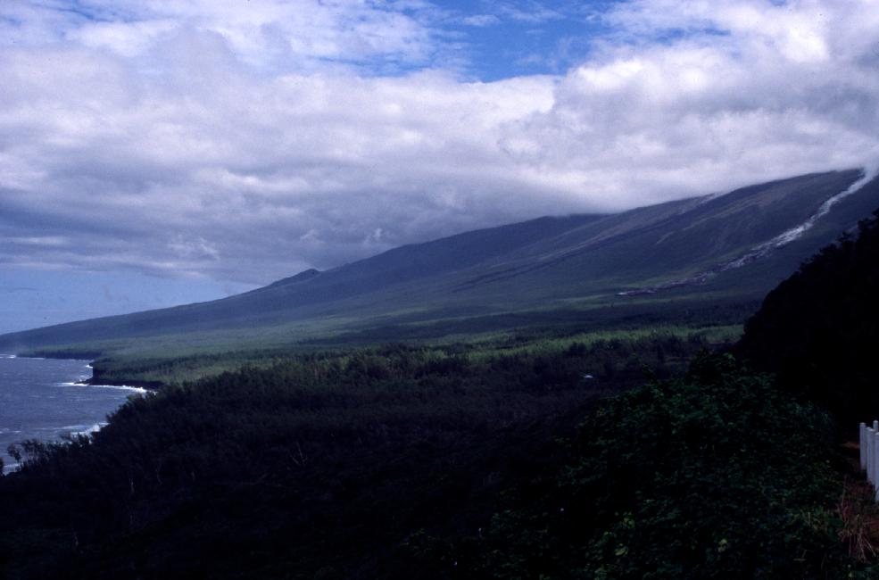 Le Grand Brûlé, exutoire des coulées de la Fournaise. Les dernières coulées fument encore.