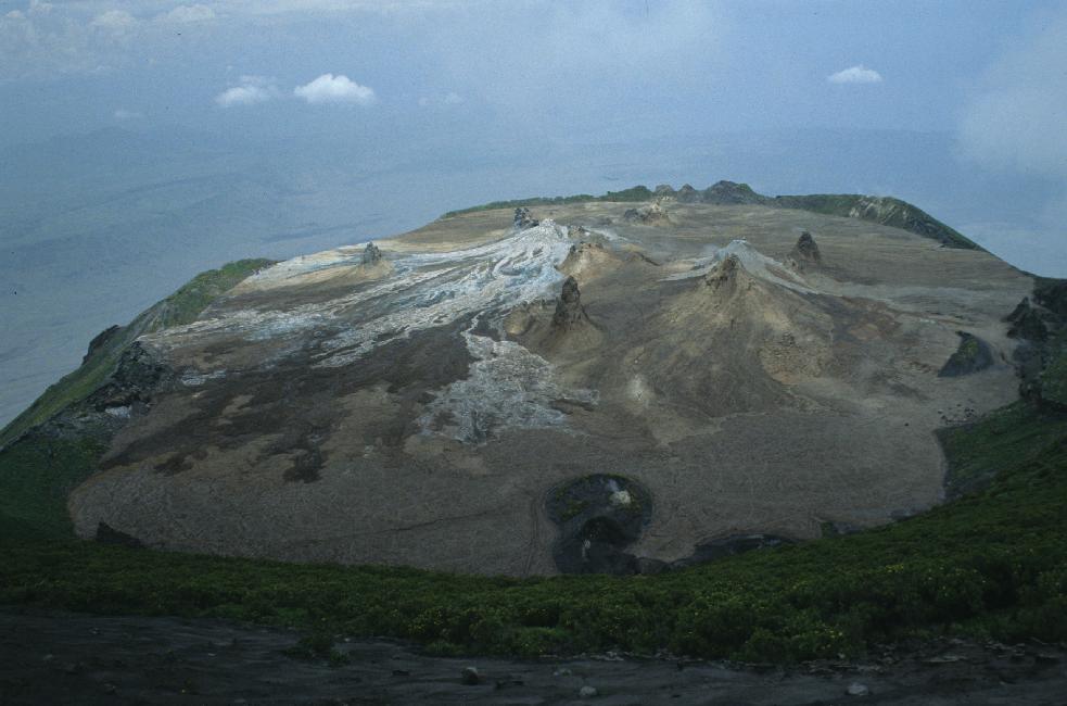 Le cratère actif, vu depuis le sommet du volcan