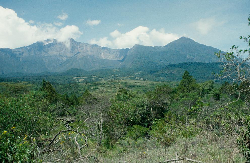Derrière le Ash Cone, le Meru est dans les nuages ; à droite, le petit Meru