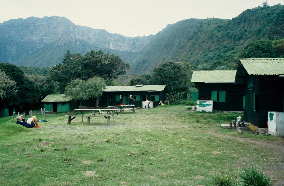 Le camp de Miriakomba Hut (2535m) ; au fond, le Ash Cone et le Meru