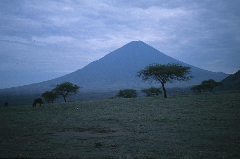 Vue nocturne vers le volcan