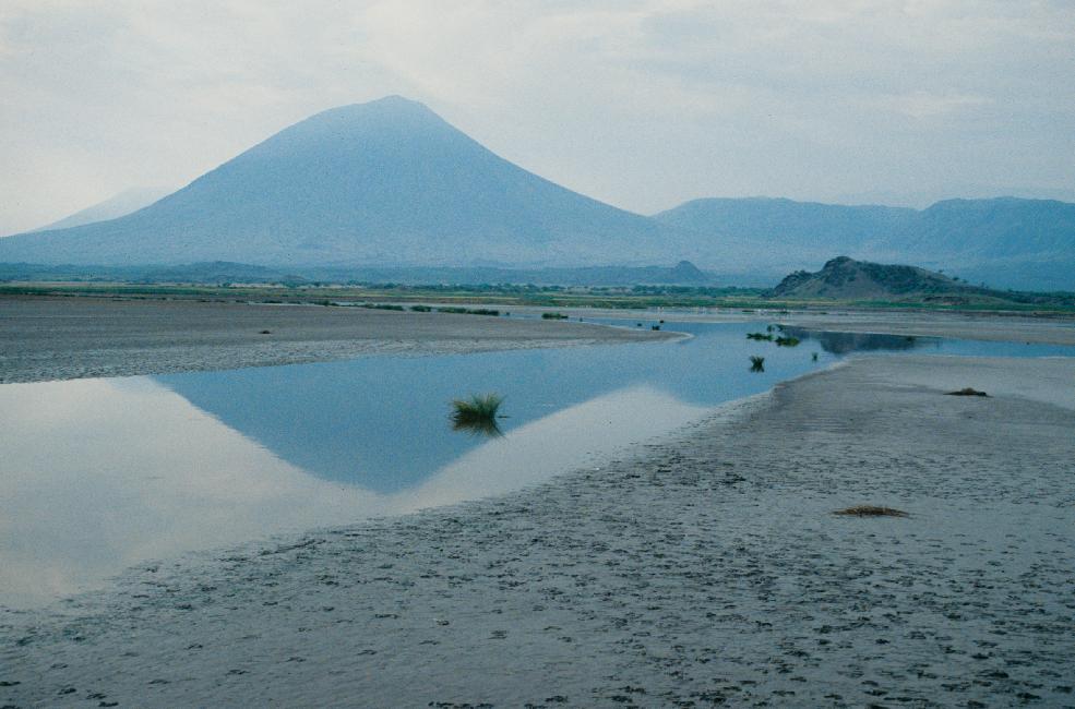 Le Lengaï se reflète dans les eaux du lac Natron