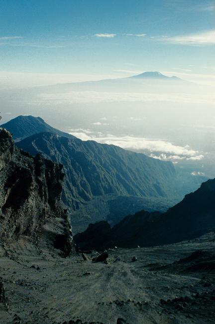 Le Kilimanjaro, au dessus du cratère du Meru