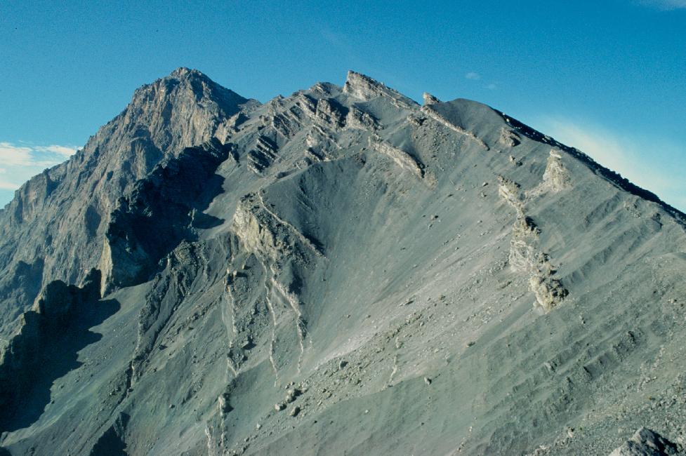 L'intérieur du cratère ; au fond, le sommet