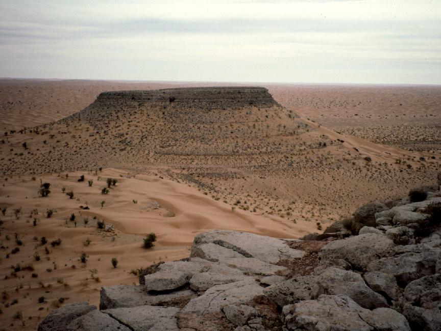 Point de vue depuis un plateau ; on aperçoit un autre plateau siamois 