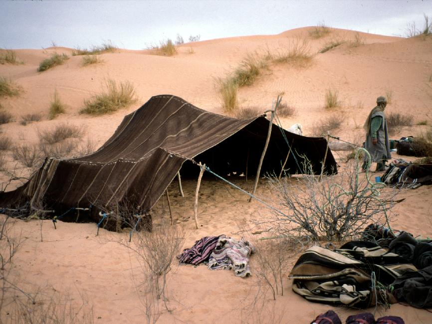 Les campements sont réduits à la plus simple expression ; nous couchons à la belle étoile 