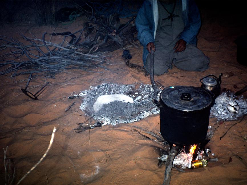 Ensuite, le pain est recouvert par la braise et cuit vingt minutes, avant d'être nettoyé 