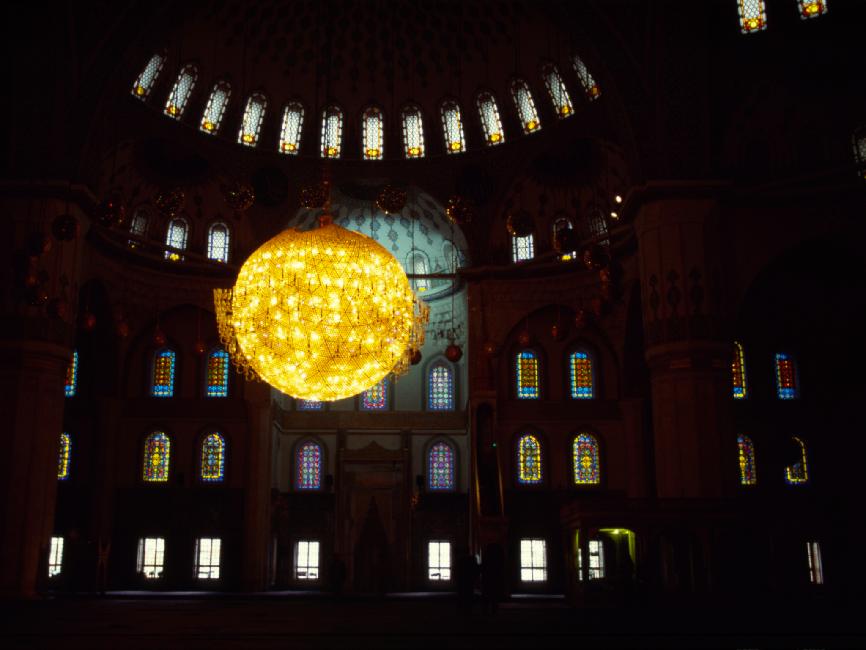 Intérieur de la mosquée de Kocatepe Camii, espace immense uniquement meublé de tapis
