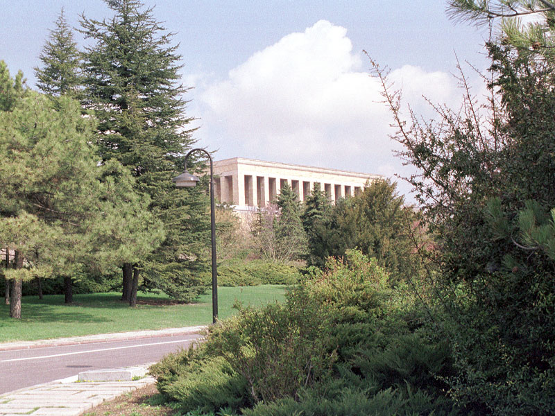 Construit de 1944 à 1953, l'Anit Kabir abrite les restes d'Atatürk, fondateur de la république turque, mort en 1938 
