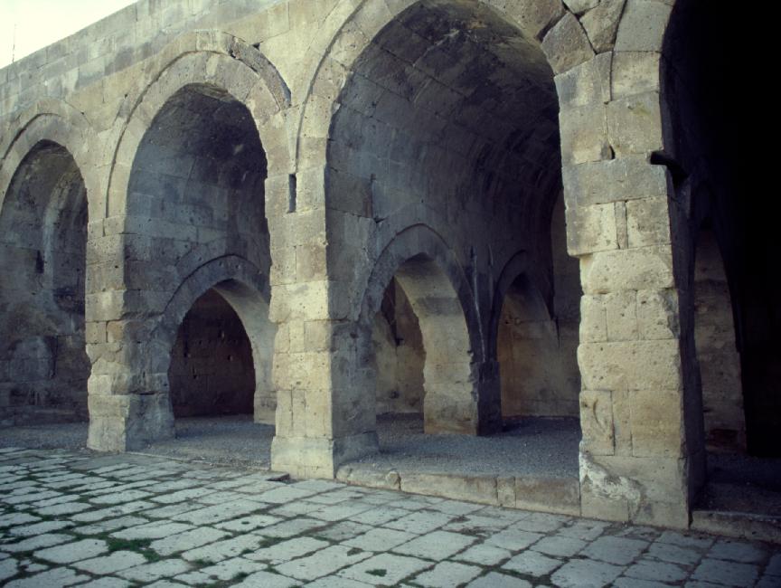 Intérieur du caravanserail d'Agzikarahan, construit en 1231