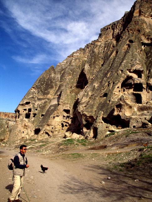 Premier contact avec des habitations troglodytiques, qu'admire Kenan, notre guide