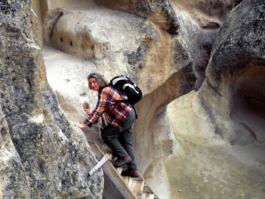 Visite d'une église ; les marches sont larges