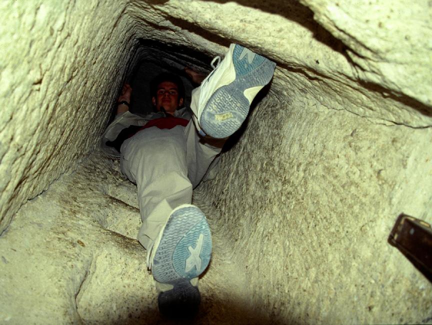 Ouh là là ; il y a un peu moins de monde que dans l'église en face....