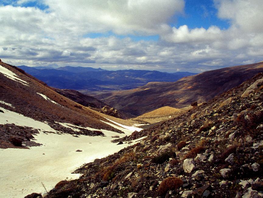 Le temps se remet ; nous redescendons vers le campement