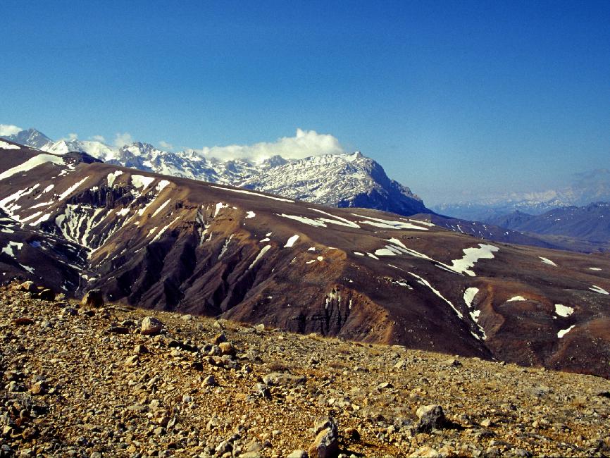 Dernier regard sur la chaîne avant la redescente par le canyon