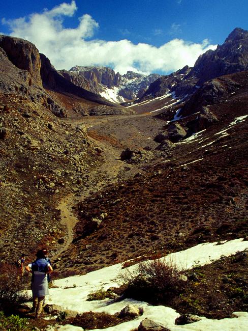 Dernier regard sur la chaîne avant la redescente par le canyon