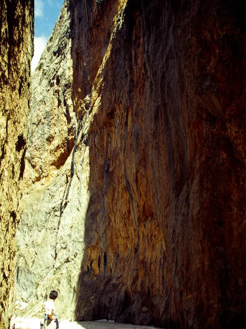 Le fond du canyon, aux parois parfaitement verticales, est parfois enneigé