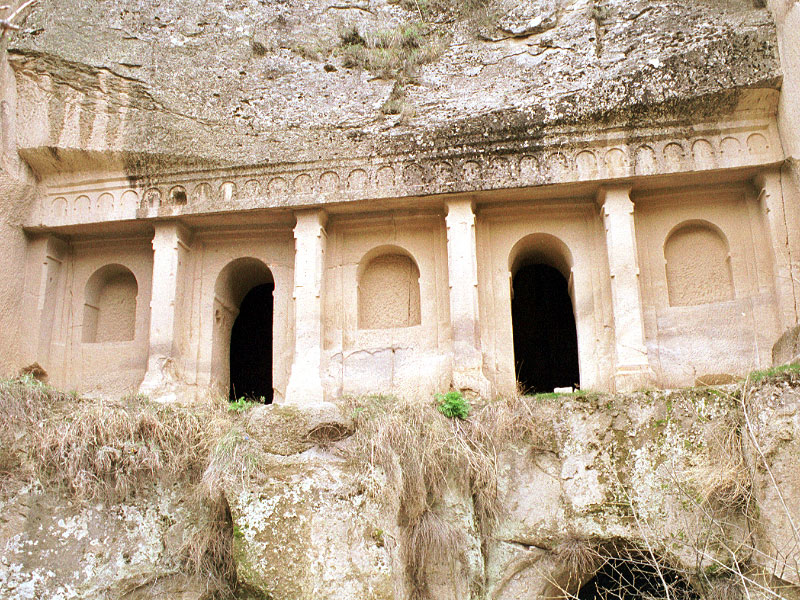 Façade d'une église troglodytique