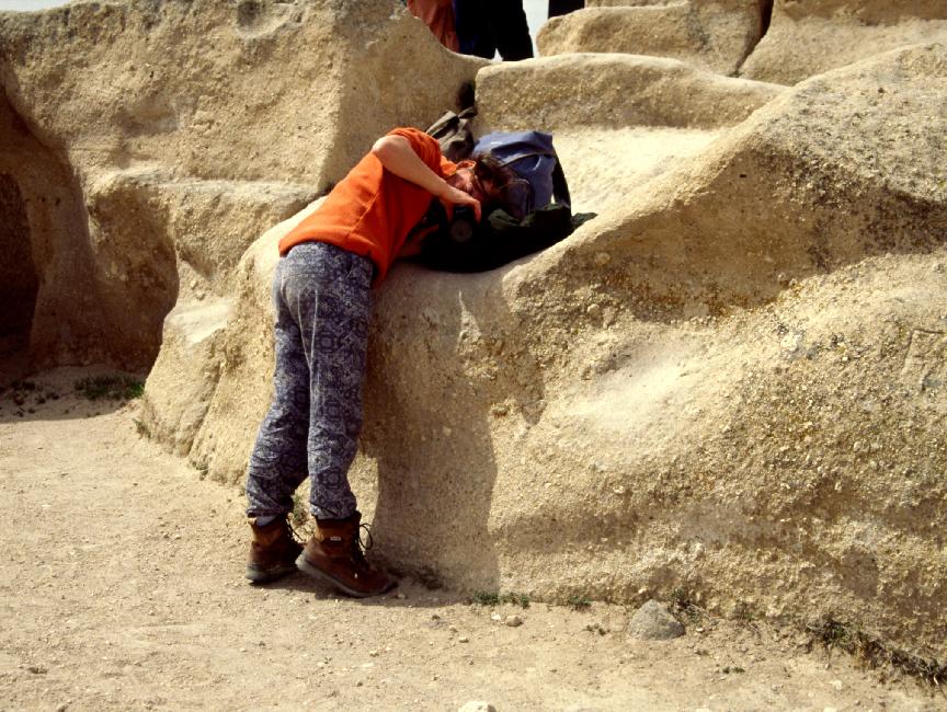 Quelle drôle de position pour regarder dans le viseur... 