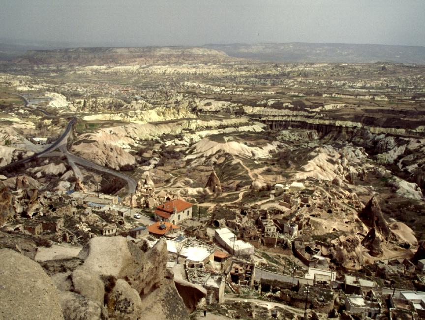 Vue panoramique depuis la citadelle d'Uçhisar : un gruyère creusé dans la lave 