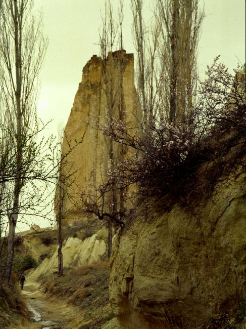 Vallée rouge : pic isolé