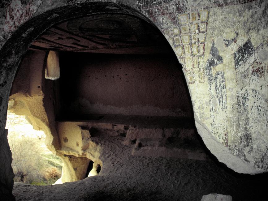 Vallée rouge : église troglodytique, partiellement effondrée